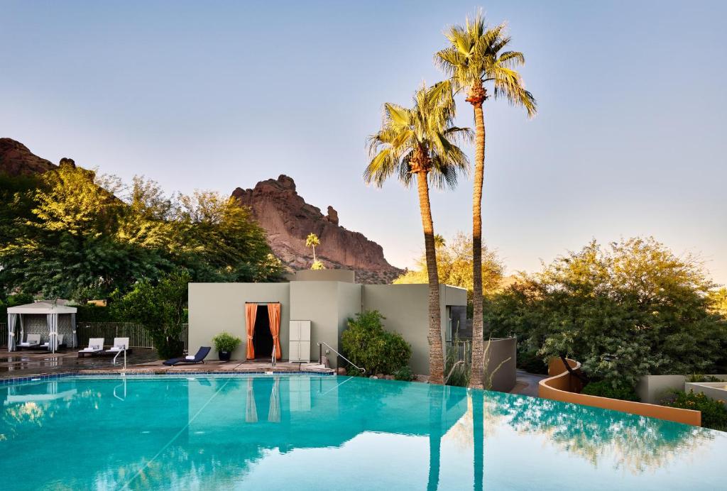 Bazén v ubytování Sanctuary Camelback Mountain Resort and Spa nebo v jeho okolí