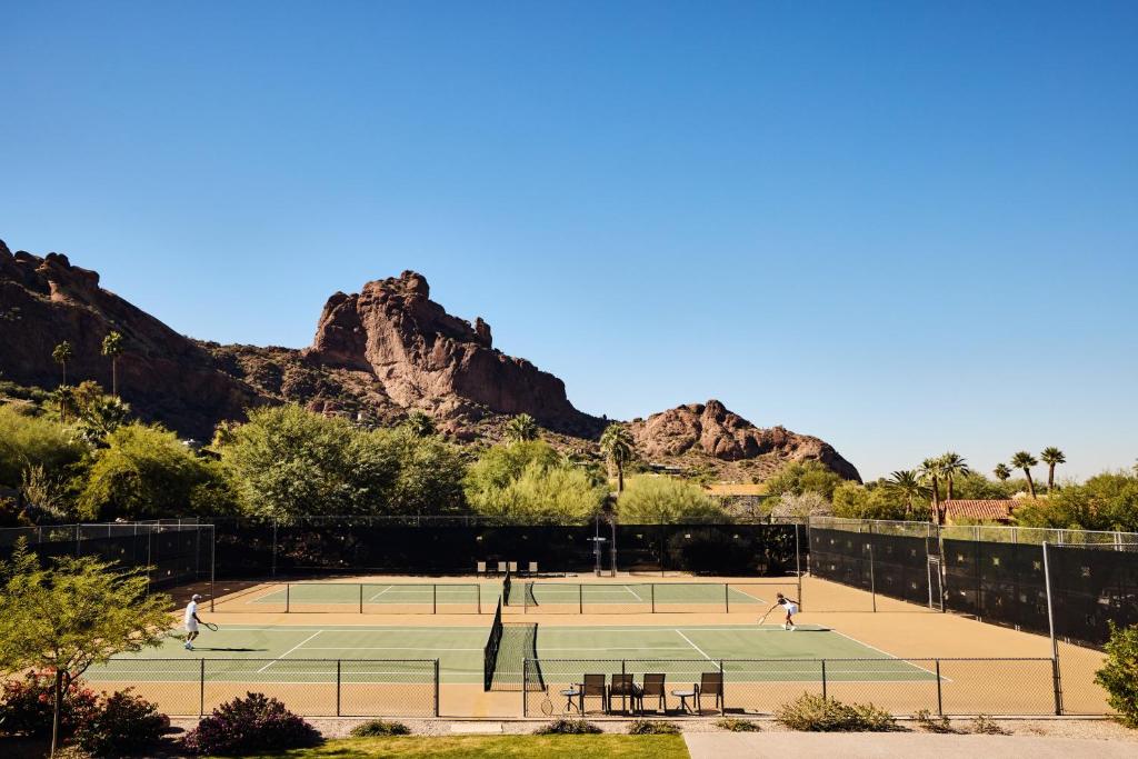 Tenis a/nebo squash v ubytování Sanctuary Camelback Mountain Resort and Spa nebo okolí