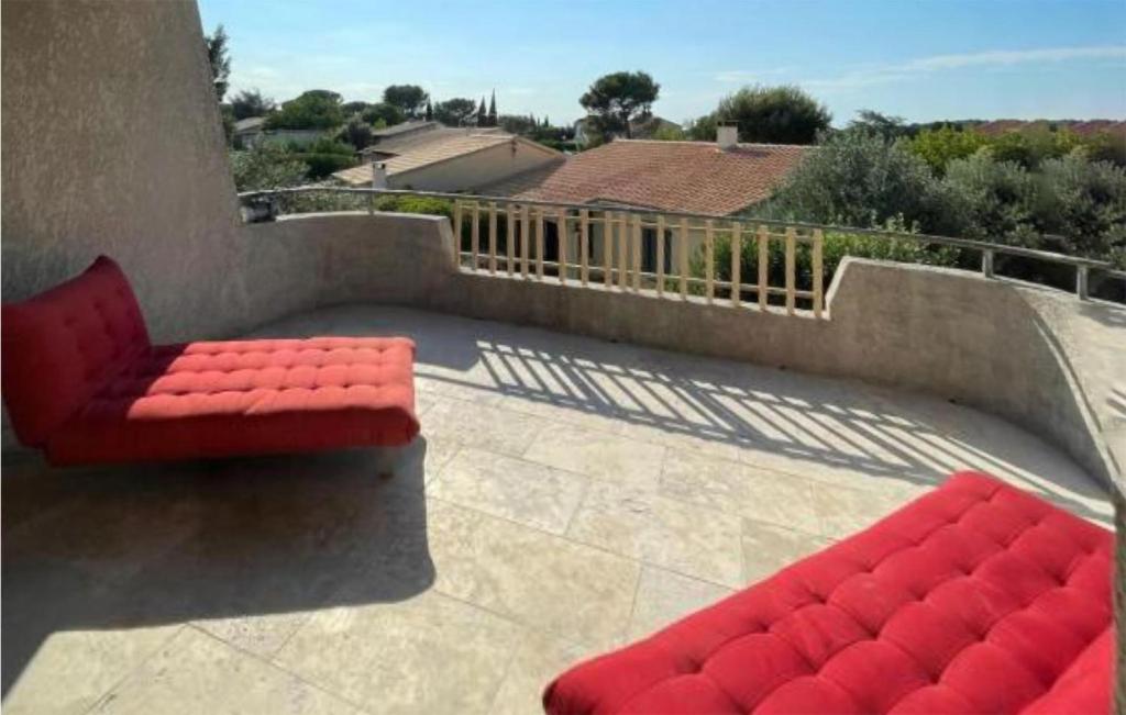 een rode bank bovenop een patio bij Pet Friendly Home In Les Angles With Kitchen in Les Angles Gard