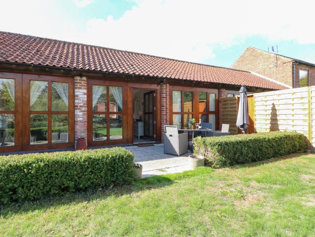 une maison avec des fenêtres en verre et une terrasse dans l'établissement Avenue Croft, à Nottingham