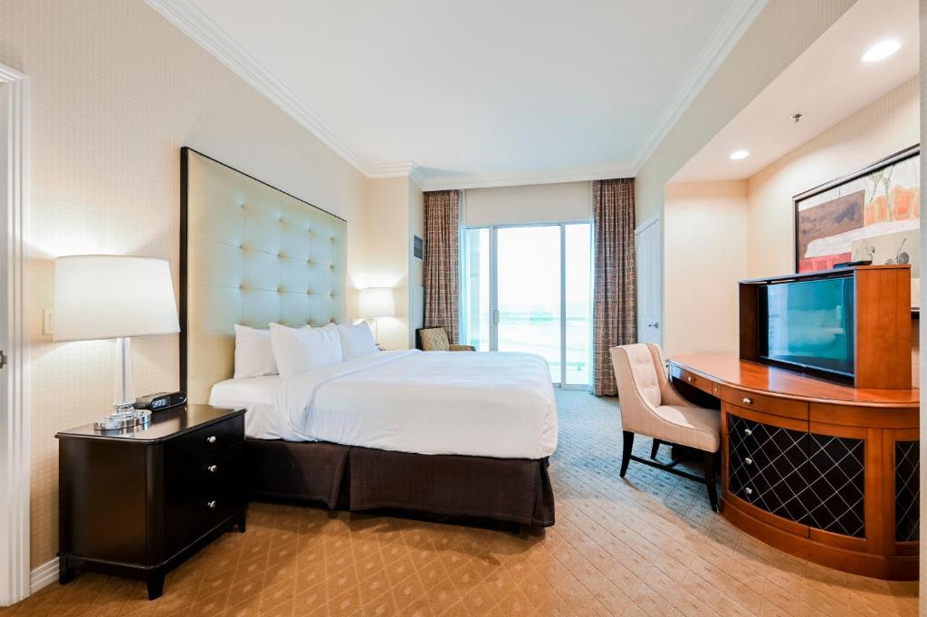 StripViewSuites at Signature - One-Bedroom - Balcony