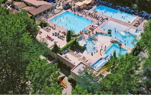 an overhead view of a large swimming pool at Mobil Home D27 in Le Grau-du-Roi