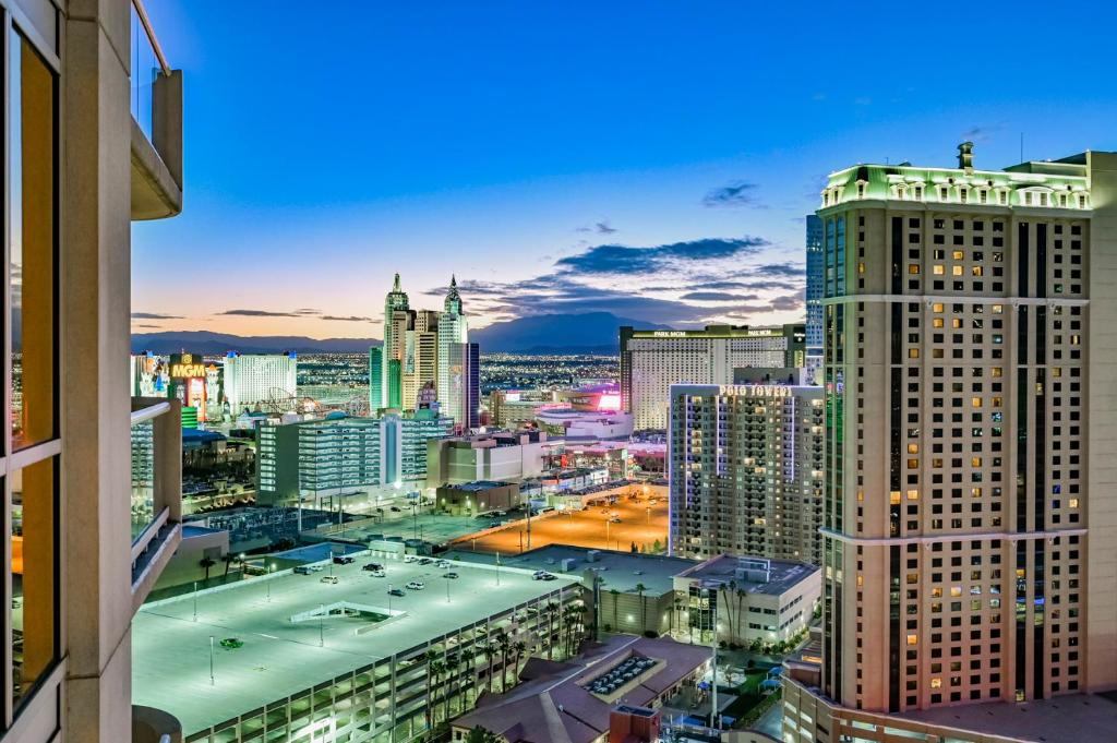 Nespecifikovaný výhled na destinaci Las Vegas nebo výhled na město při pohledu z aparthotelu