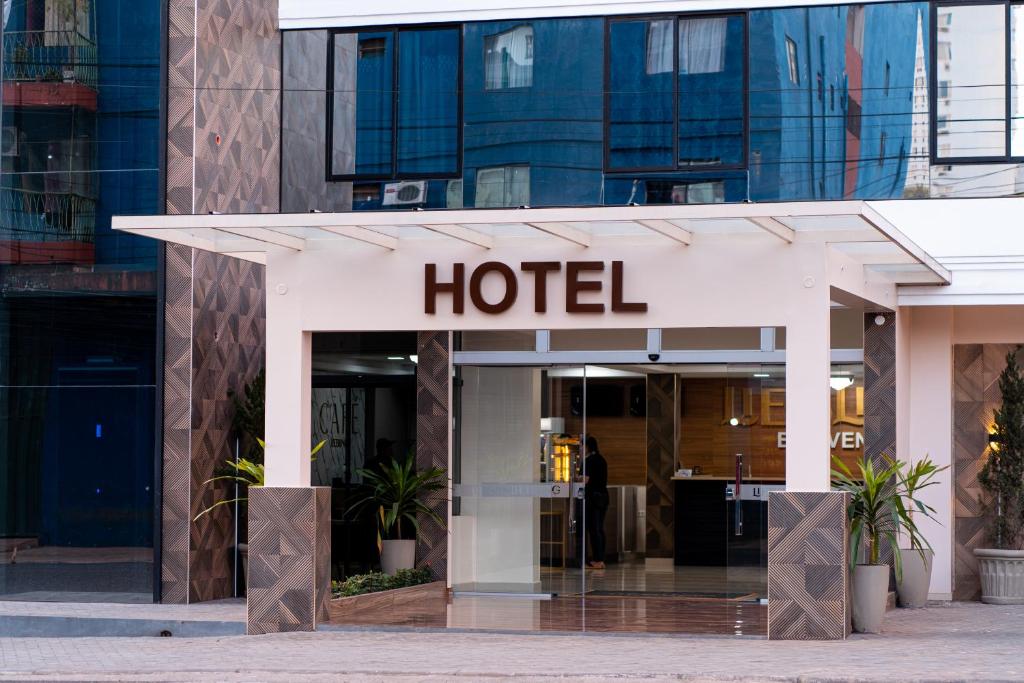 埃斯特城的住宿－Liebling Hotel Ciudad del Este，大楼前的酒店标志