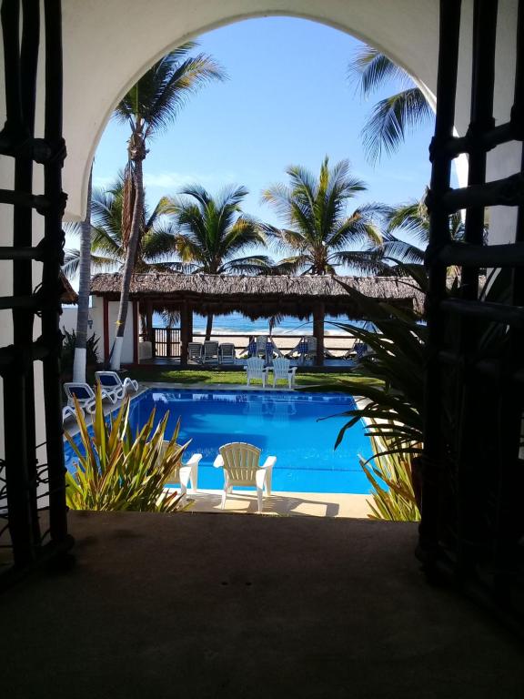 uma vista para a piscina a partir da entrada para o resort em Condominio Gaudi em Pie de la Cuesta