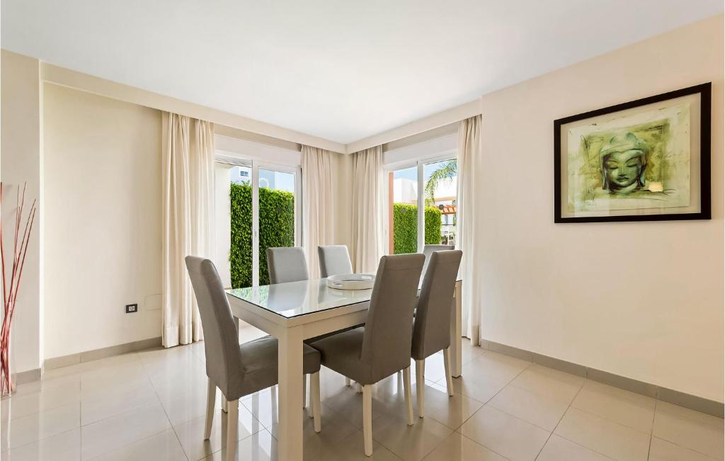 Kép 2 Bedroom Awesome Apartment In Estepona szállásáról Esteponában a galériában