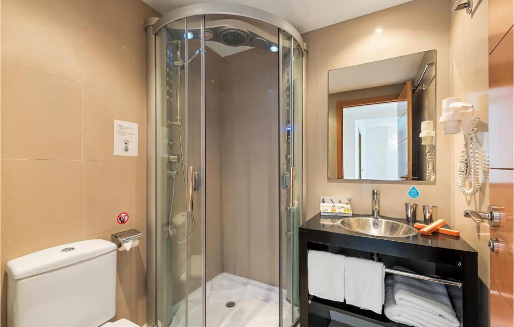 A bathroom at 2 Bedroom Awesome Apartment In Estepona
