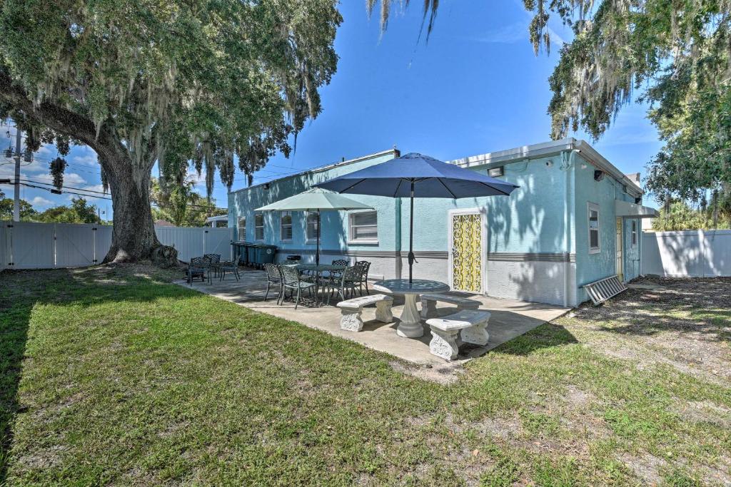 una casa blu con tavolo da picnic e ombrellone di Serene Daytona Beach House with Private Yard! a Daytona Beach