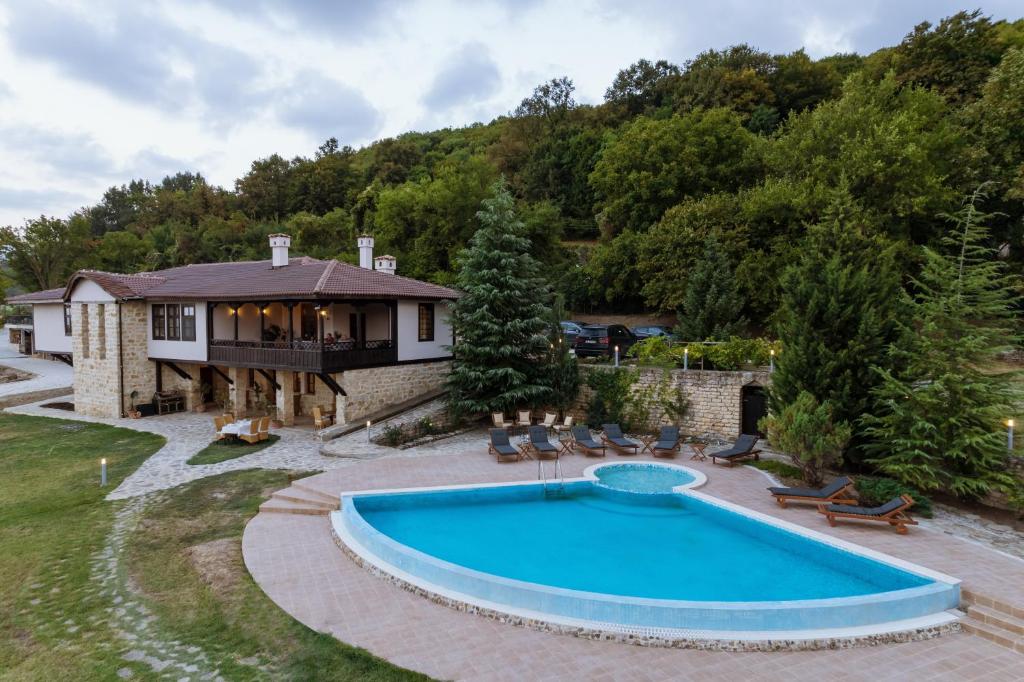 una imagen de una piscina frente a una casa en Carpe Diem, en Sladka Voda