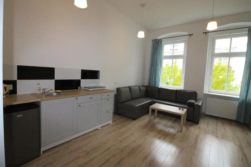 索斯諾維茨的住宿－Ali4，客厅配有沙发和桌子