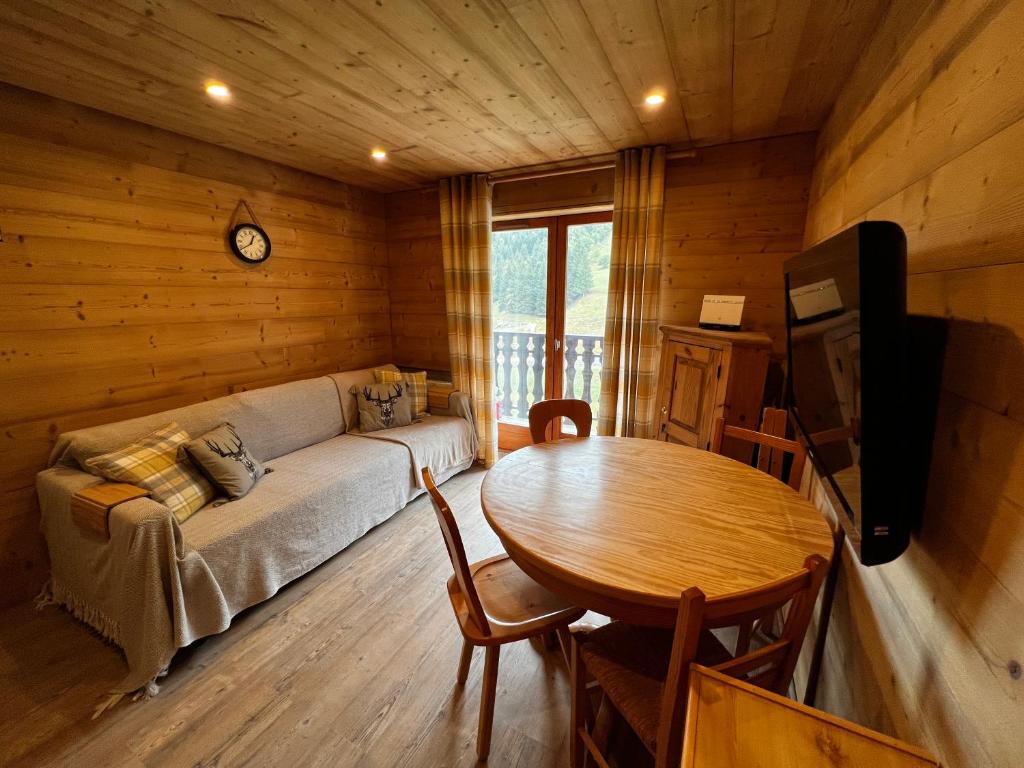 TV a/nebo společenská místnost v ubytování Lovely apartment in Col du Corbier