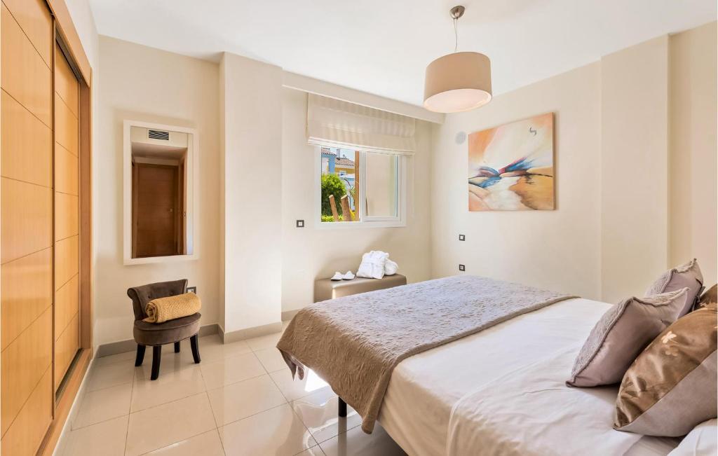 Postel nebo postele na pokoji v ubytování 2 Bedroom Nice Apartment In Estepona