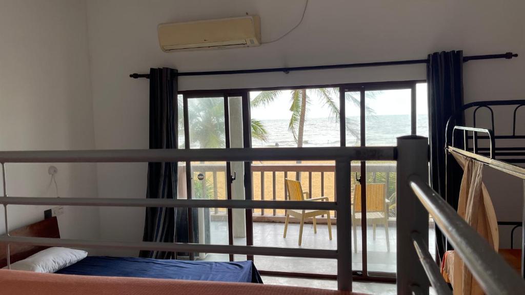 Postel nebo postele na pokoji v ubytování Sea Sands Beach Hostel