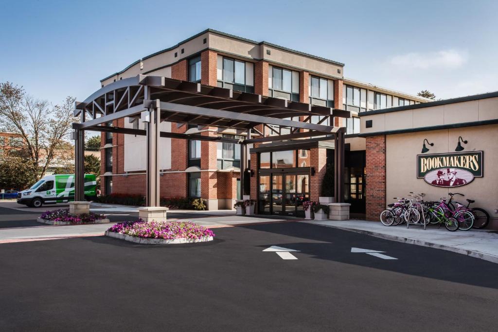 un aparcamiento frente a un edificio con bicicletas en Holiday Inn Saratoga Springs, an IHG Hotel en Saratoga Springs