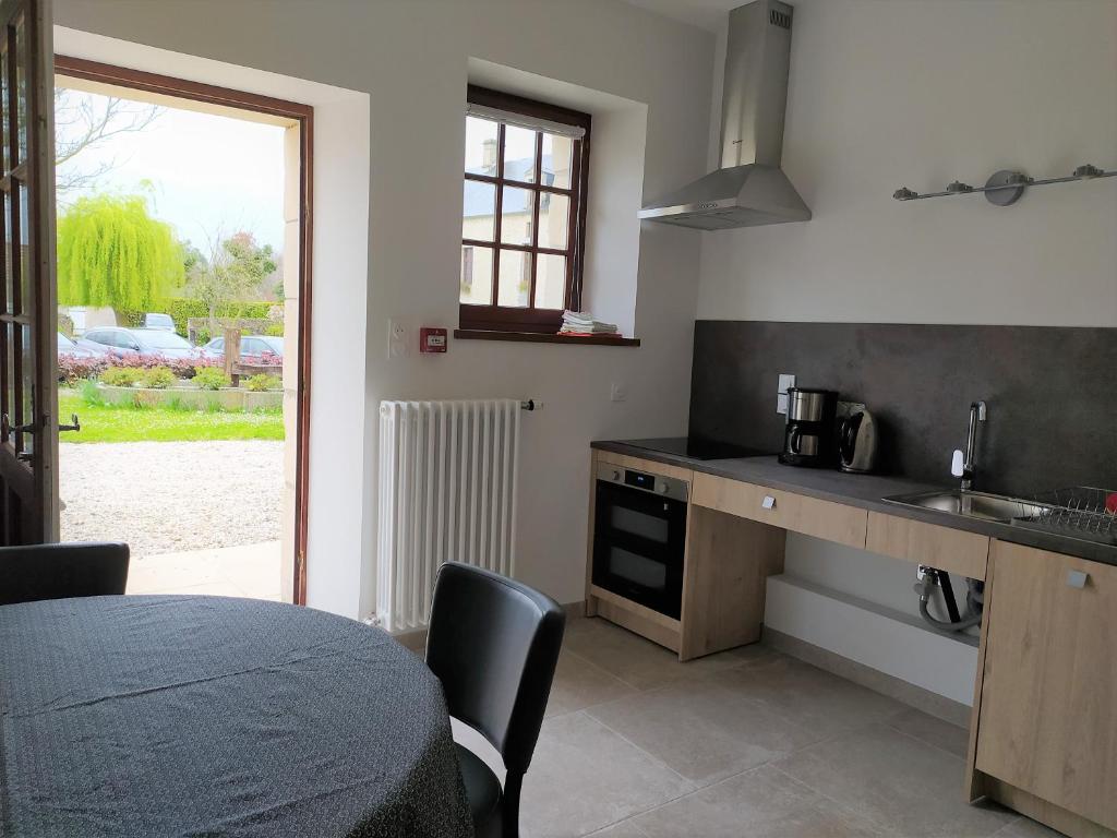 O bucătărie sau chicinetă la Junior Suite Triple PMR Résidentielle avec cuisine au Manoir de Mathan à Crépon 5mn d'Arromanches et 10 mn de Bayeux