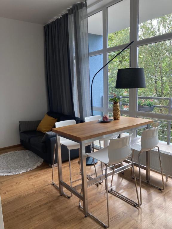 ein Wohnzimmer mit einem Tisch, Stühlen und einem Sofa in der Unterkunft Apartment Dzelzavas 19/3 in Riga