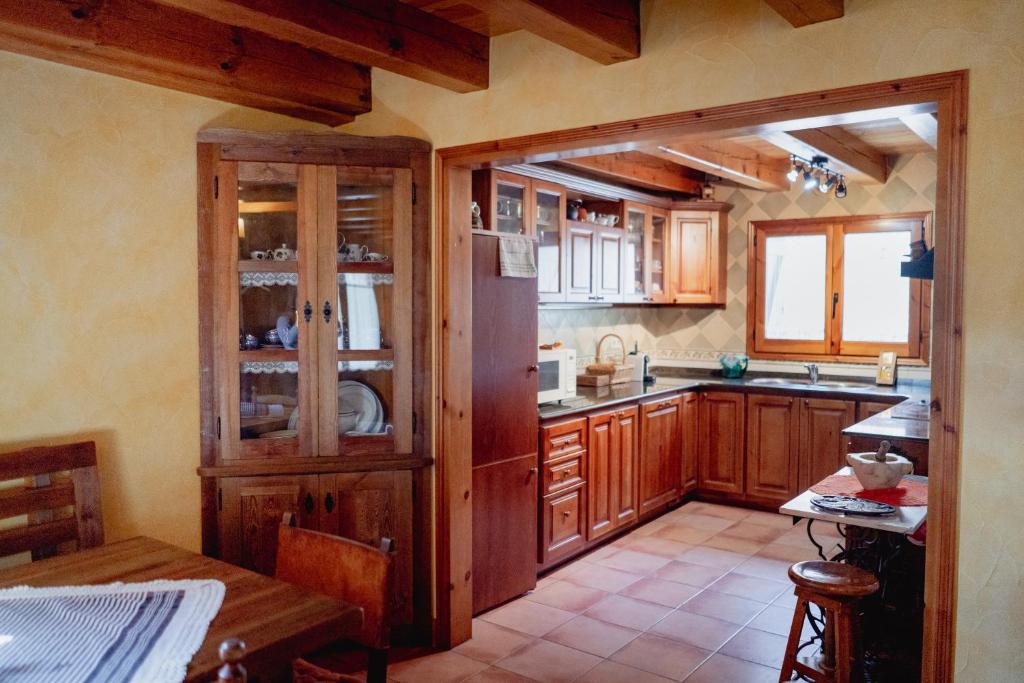 A kitchen or kitchenette at El Xalet de la Vall de Cardós
