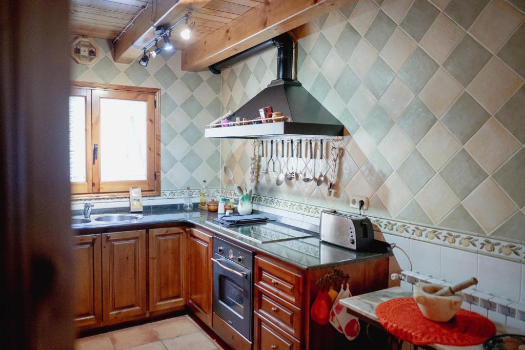 A kitchen or kitchenette at El Xalet de la Vall de Cardós