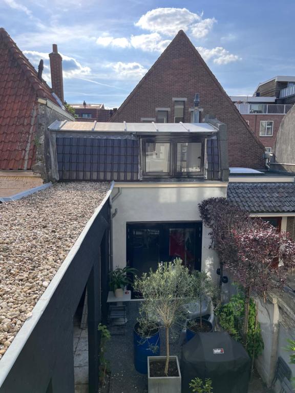 an external view of a house with a roof at Achterhuis Slapen en Eten in Gouda