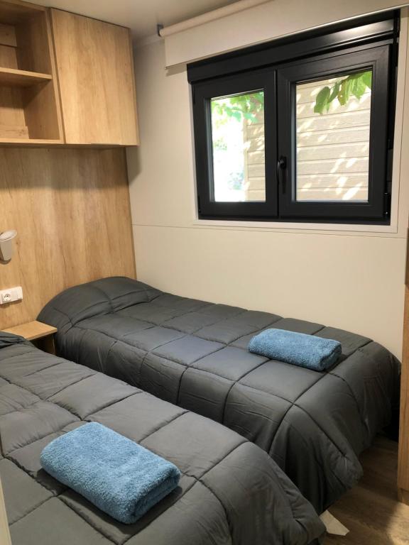 Postel nebo postele na pokoji v ubytování Càmping Molí de Vilamala