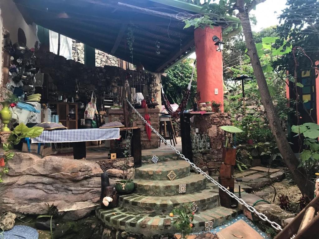 Zahrada ubytování CASA DE RETALHOS Boutique Albergue, casaril histórico, com 5 suítes individuais e cozinha coletiva, no coração da vila de Igatu-Ba, que preserva fortes traços culturais da época do garimpo, venha viver uma experiência única!