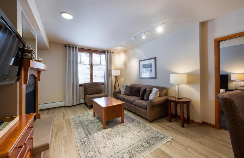 Recently remodeled third floor Zephyr Mountain Lodge condo with trail