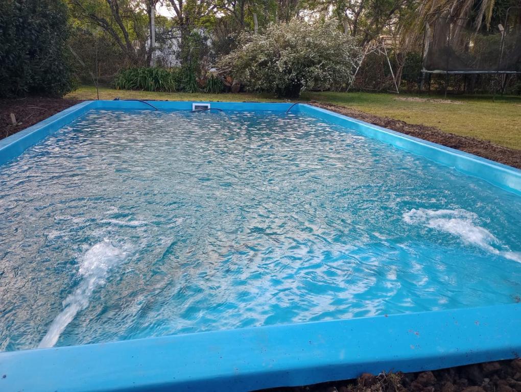 ein blauer Pool mit Wasser im Hof in der Unterkunft Casa de Campo - Los Colibríes in Torres
