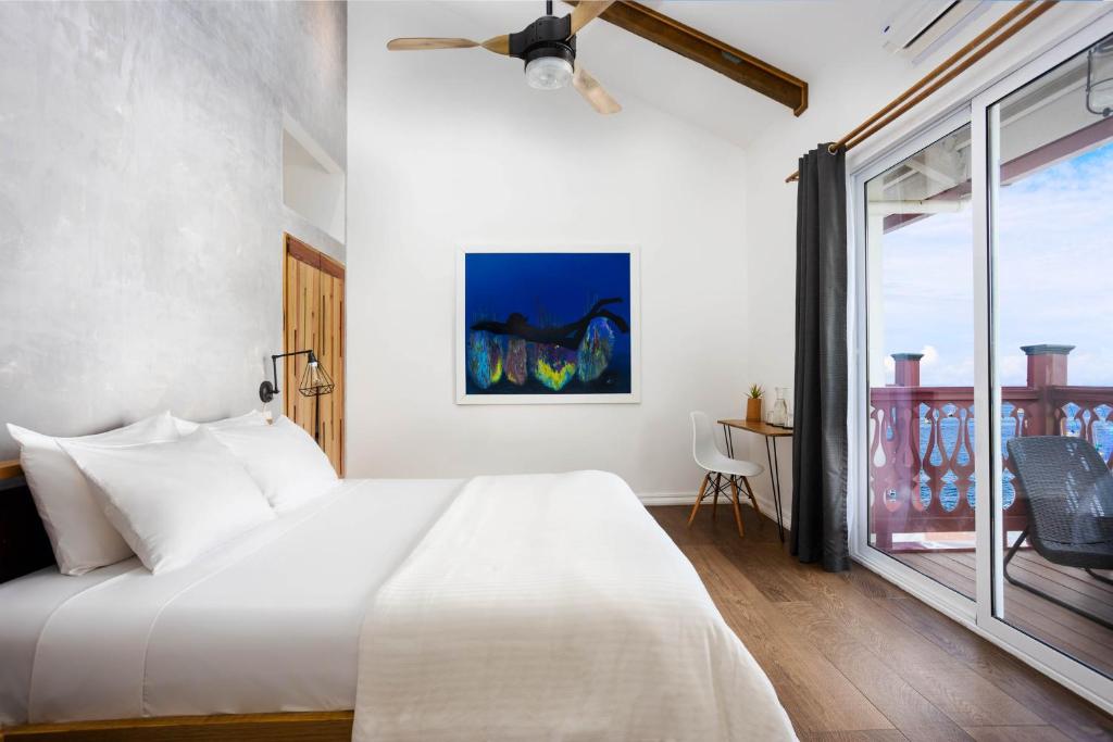 Uma cama ou camas num quarto em Divers Paradise Boutique Hotel