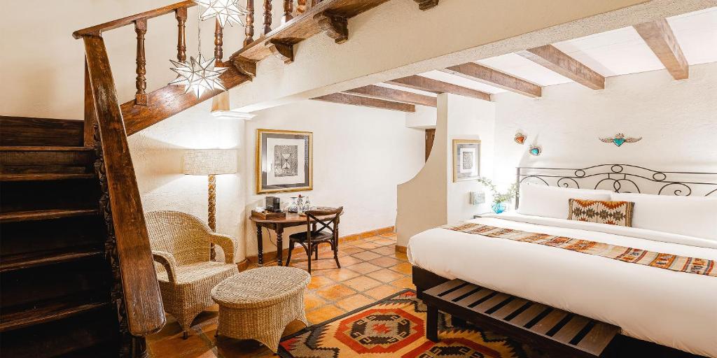 Postel nebo postele na pokoji v ubytování Hacienda El Santuario San Miguel de Allende