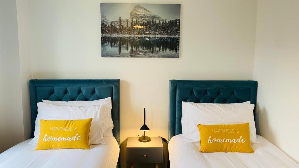 dwa łóżka siedzące obok siebie w sypialni w obiekcie Cosy Stay In Birmingham by Villazu w Birmingham