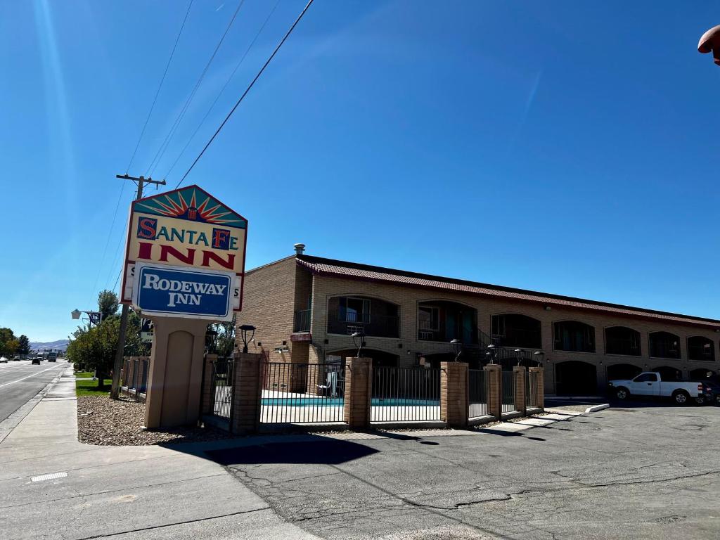 Rodeway Inn - Santa Fe Inn في وينيموكا: لافته للمطعم امام المبنى