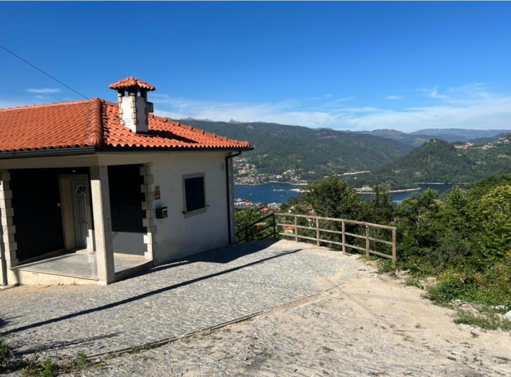 ein kleines Haus auf einem Hügel mit Aussicht in der Unterkunft Assossego House - Gerês in Geres