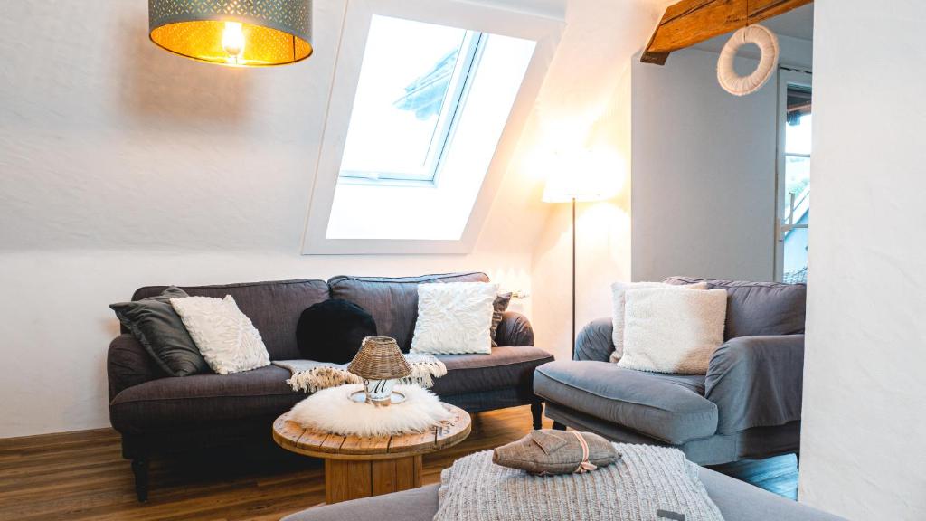 Dachwohnung mit Ofen und Freisitz - Apartamento De Dos Dormitorios