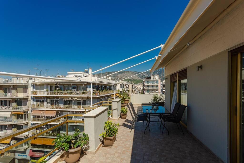 Balkón nebo terasa v ubytování Cozy seaside penthouse with sea & mountain view.