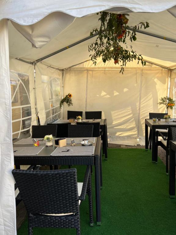 Restoran või mõni muu söögikoht majutusasutuses Hotel und Restaurant Alpina