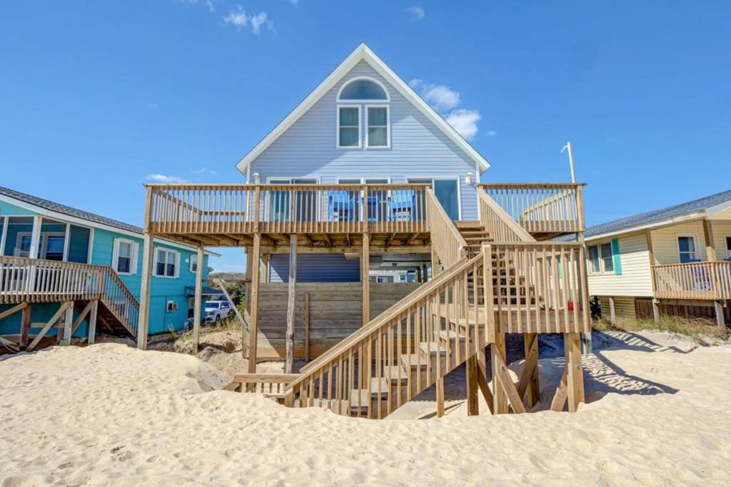 une maison sur la plage à côté d'une maison sur le sable dans l'établissement Perfect Prescription, à Surf City
