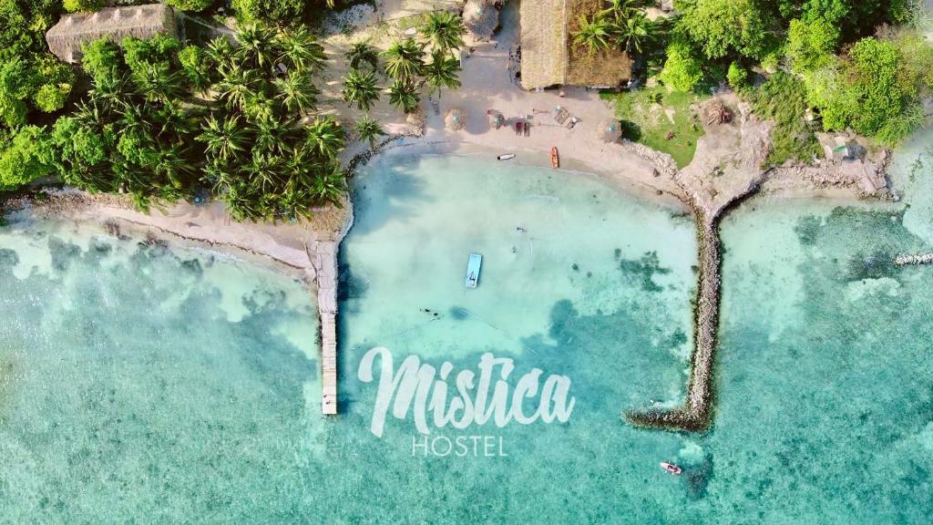 einem Luftblick auf eine tropische Insel mit einem Haus in der Unterkunft Mistica Island Hostel - Isla Palma in Isla Palma