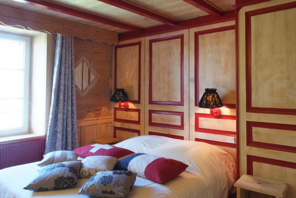 Postel nebo postele na pokoji v ubytování Logis hôtel Arbez Franco Suisse