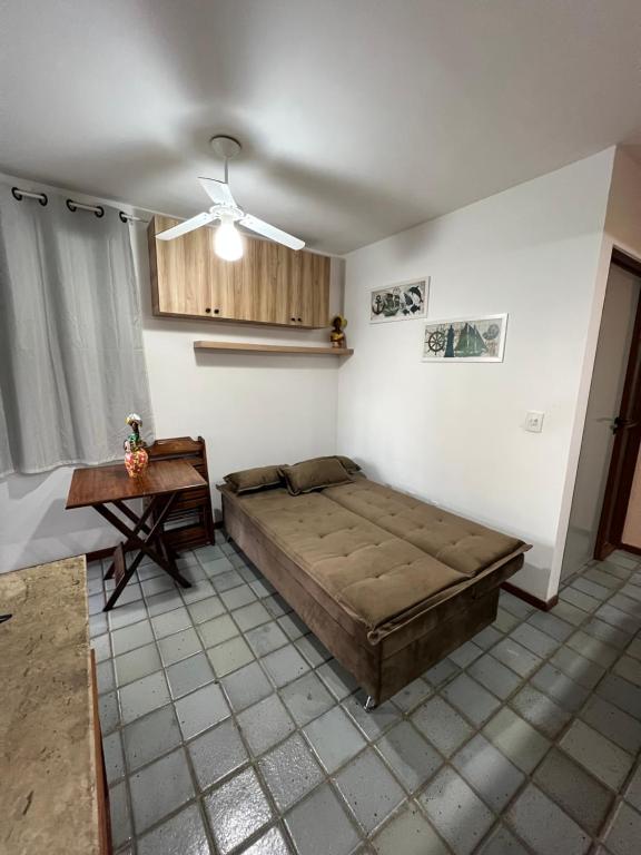 une chambre avec un grand lit et une table dans l'établissement Apartamento Beira Mar - Maceió, à Maceió
