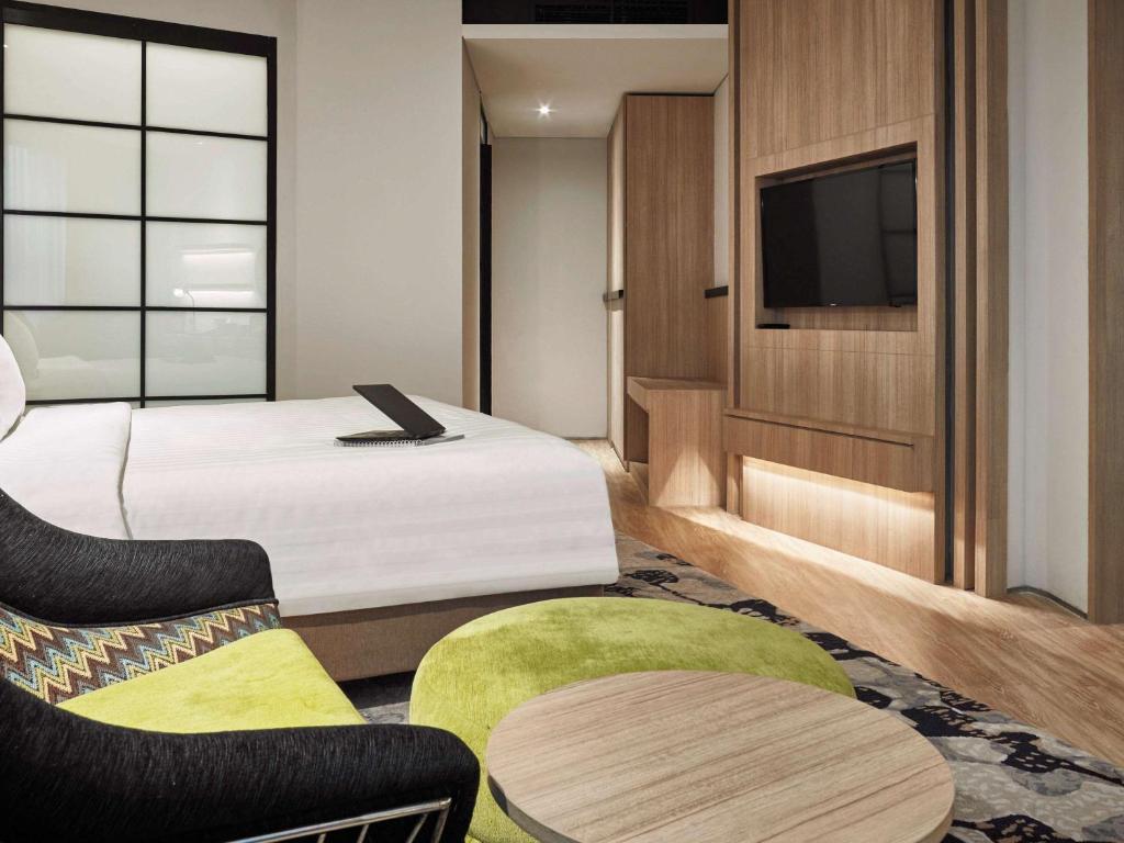 TV a/nebo společenská místnost v ubytování Novotel Karawang