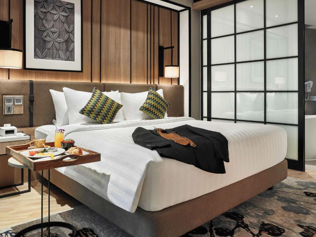 Postel nebo postele na pokoji v ubytování Novotel Karawang