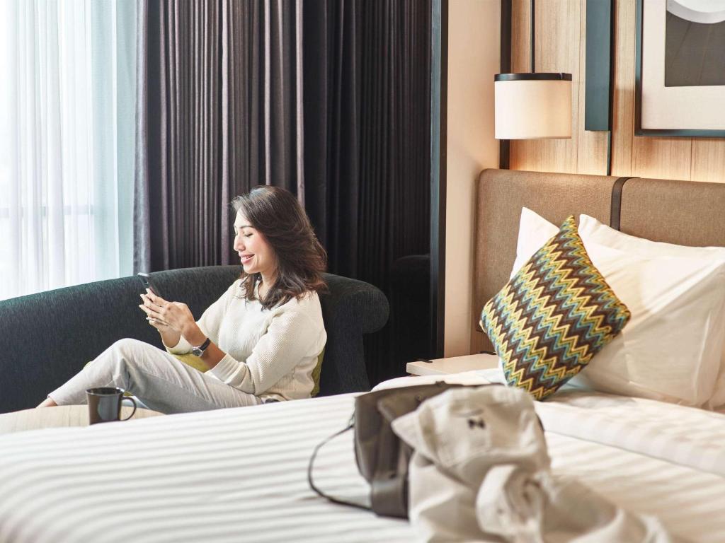 Postel nebo postele na pokoji v ubytování Novotel Karawang