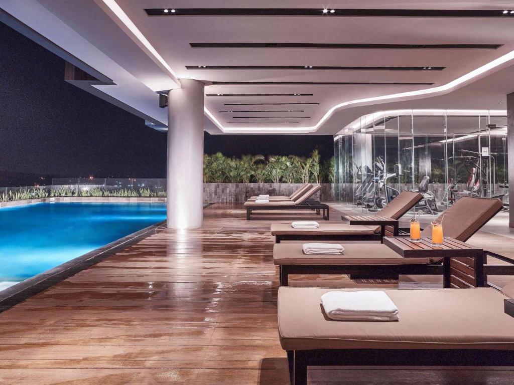 Bazén v ubytování Novotel Karawang nebo v jeho okolí