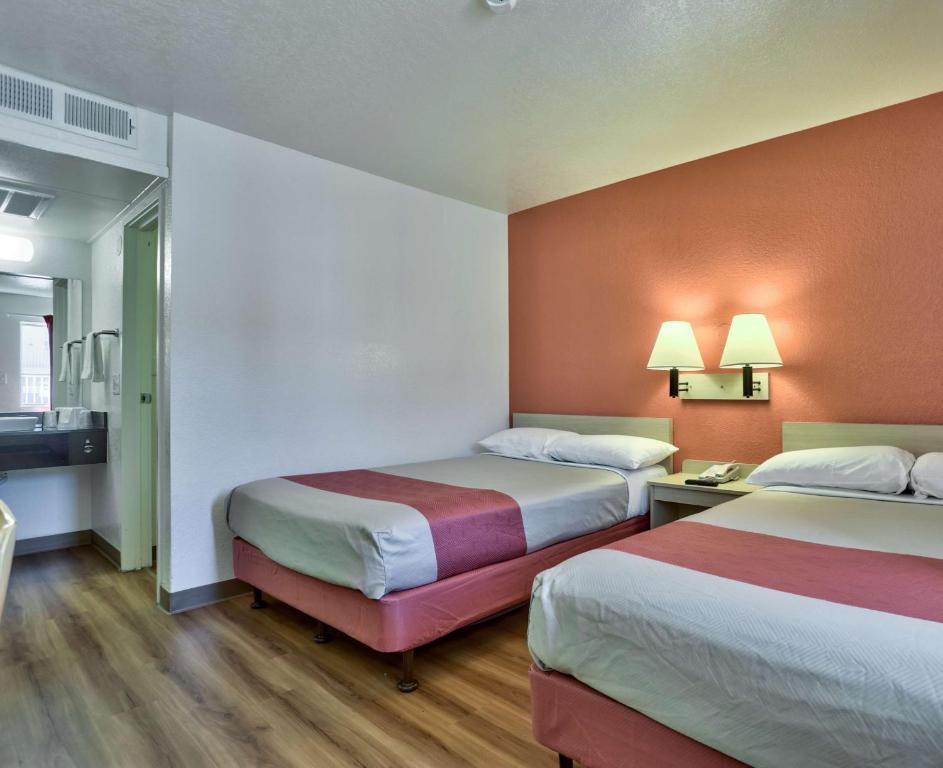 Postel nebo postele na pokoji v ubytování Motel 6-Flagstaff, AZ - Butler