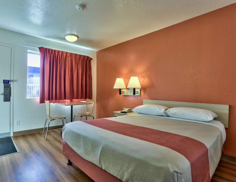 Postel nebo postele na pokoji v ubytování Motel 6-Flagstaff, AZ - Butler