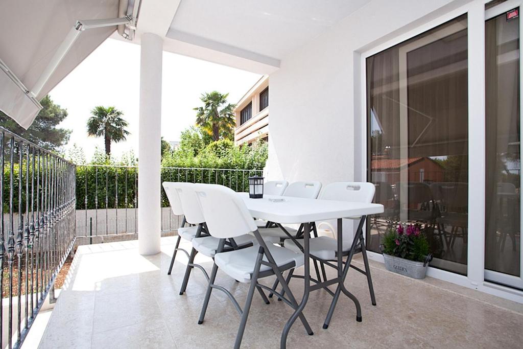 Apartments with parking space Rovinj - 3393
