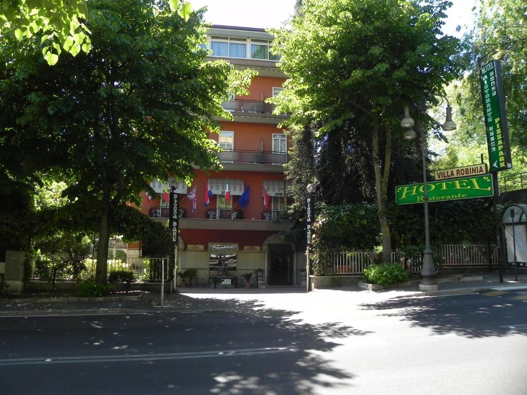 una señal para un hotel frente a un edificio en Hotel Villa Robinia en Genzano di Roma