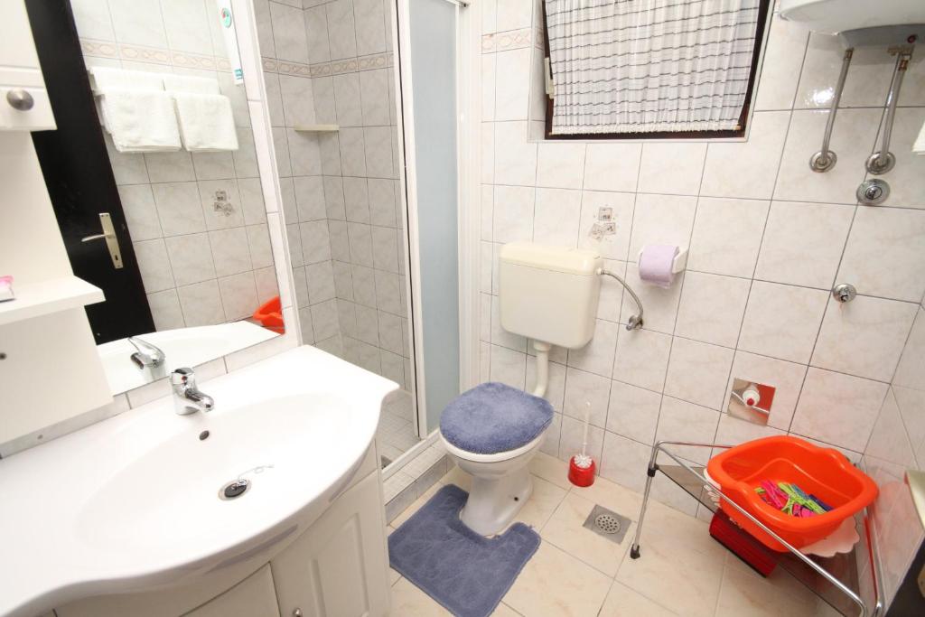 Kúpeľňa v ubytovaní Apartments by the sea Razanj, Rogoznica - 8361
