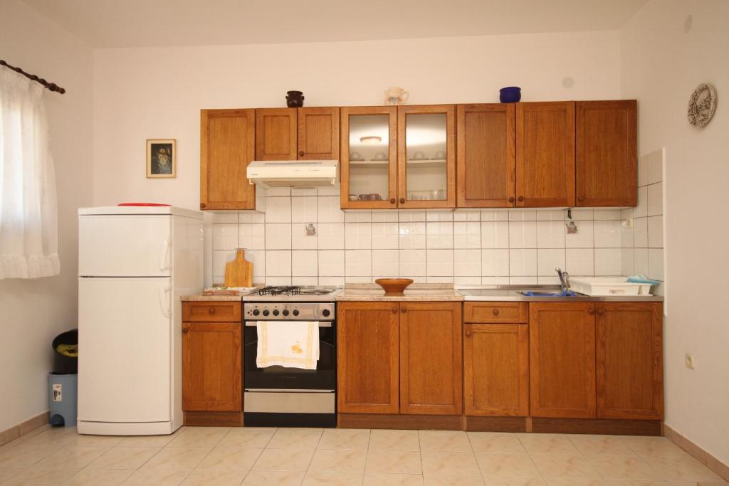 Kuchyňa alebo kuchynka v ubytovaní Apartments by the sea Razanj, Rogoznica - 8361