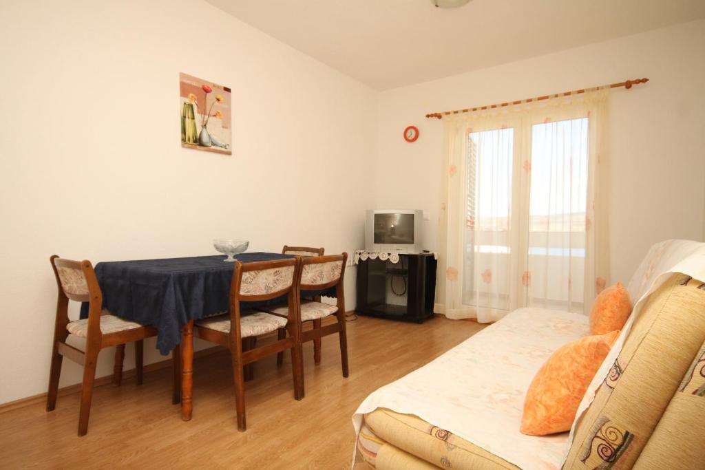 Televízia a/alebo spoločenská miestnosť v ubytovaní Apartments by the sea Razanj, Rogoznica - 8361